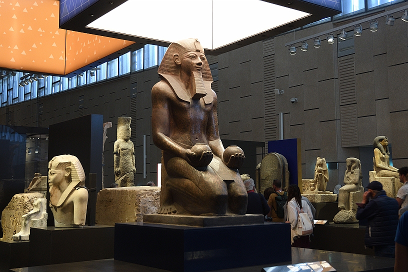 37 MAK_7095.jpg - La seconda donna a detenere con certezza il titolo di faraone Hatshepsut il cui nome in egizio significa "La prima tra le nobili", in carica 1478 a.C. – 1458 a.C. in posizione inginocchiata mentre offre due vasi sferici.